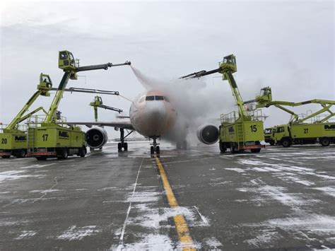 Vestergaard Beta aircraft deicing trucks : specializedtools