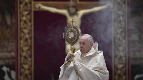 Pope at Corpus Christi Mass: Eucharist heals our fragile memory