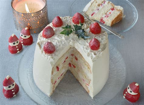 12 Gorgeous Christmas Cake Decorating Ideas