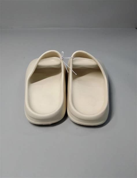 QC on these 30¥ YZY Slides : r/FashionReps