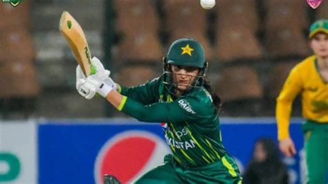 Pakistan beat South Africa by five wickets