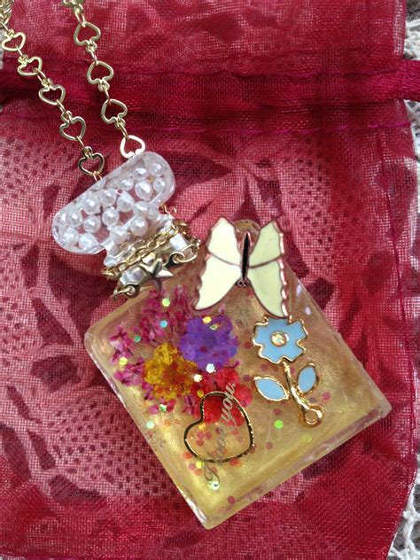 Uv resin pendant | Resin crafts, Resin diy, Resin jewelry