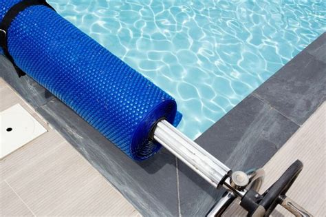 L'installation d’une bâche de piscine : comment bien la poser