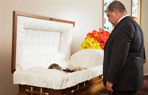 Funeral Viewing Guide and Etiquette | LoveToKnow