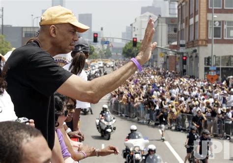 Photo: Lakers celebrate their 15th NBA Championship with a parade in Los Angeles ...