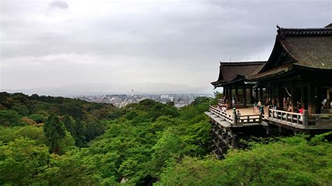 Mountain top Kiyumizu Dera Temple : Kyoto | Visions of Travel