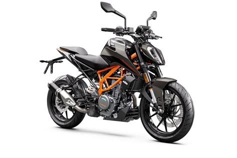 Motorrad Vergleich Suzuki GSX-8S 2023 vs. KTM 390 Duke 2023