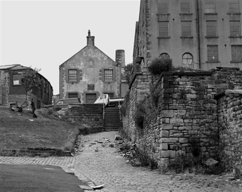 Round the back in Padiham, Lancashire © Dr Neil Clifton cc-by-sa/2.0 ...