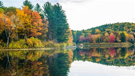 fall colors and reflection, New Hampshire, US (4896 x 2760) : r/EarthPorn