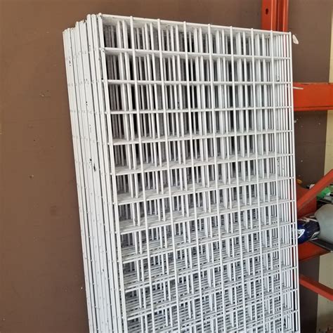 30 PANELS OF GRID WALL AND OVER 350 GRID WALL HOOKS AND CONNECTORS - Big Valley Auction