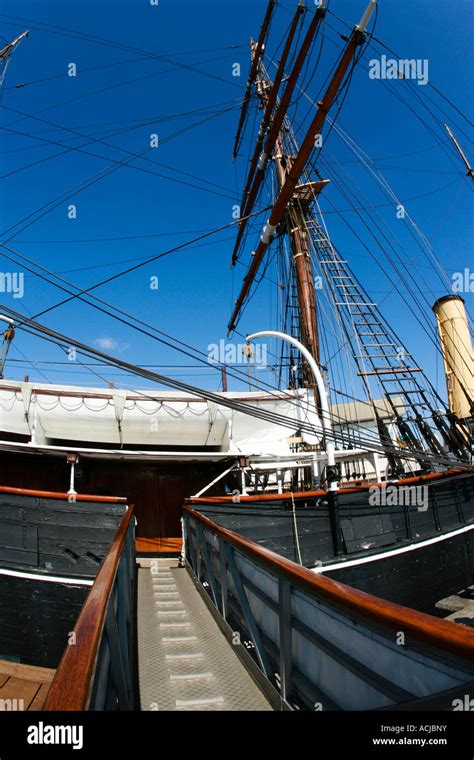 Hms discovery dundee hi-res stock photography and images - Alamy