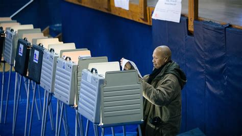 Chicago Voters Head to the Polls in Free-for-All Mayoral Election - The New York Times