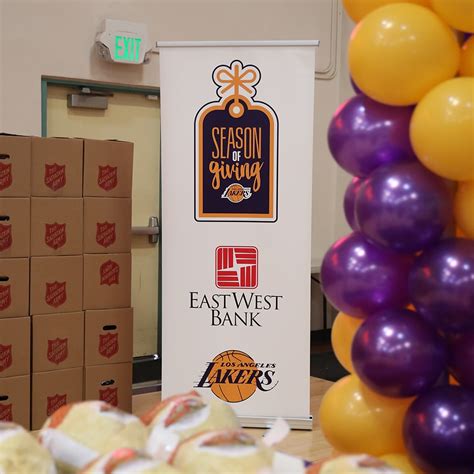 Photos: Lakers Turkey Giveaway 2022 Photo Gallery | NBA.com