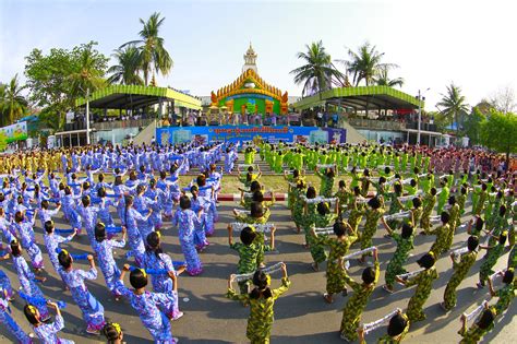 THINGYAN WATER FESTIVAL, MYANMAR - Asean Food Travel