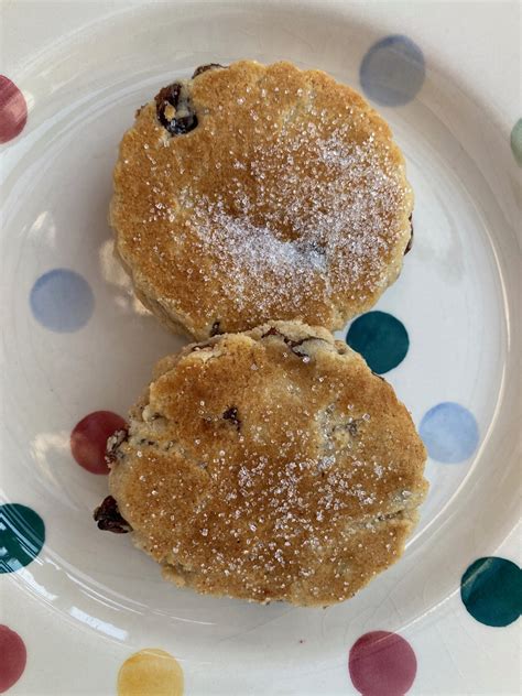 Traditional Welsh Cakes recipe – the authentic Welsh teatime treat - It's not easy being greedy