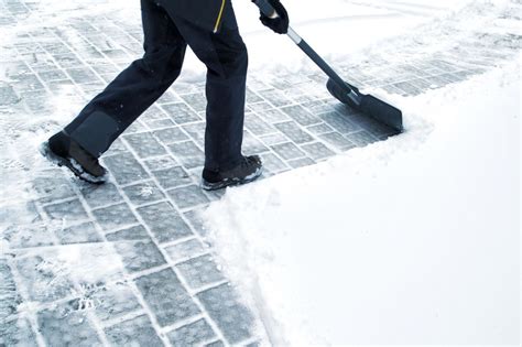 7 safety tips for snow shovelling | Lifemark