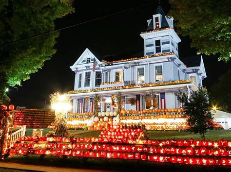 34 Pumpkin Carving Ideas for a Spook-tacular Halloween | Halloween house decoration, Halloween ...