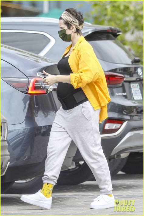 Halsey Shares a Peek of Her Baby Bump While Running Errands: Photo 4545558 | Pregnant ...