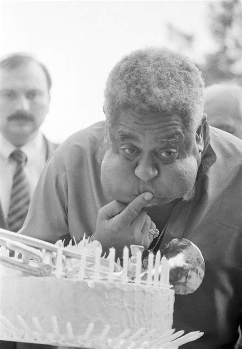 20 Photos Showing The Amazing Stretched Cheeks Of Legendary Jazz Player Dizzy Gillespie | DeMilked