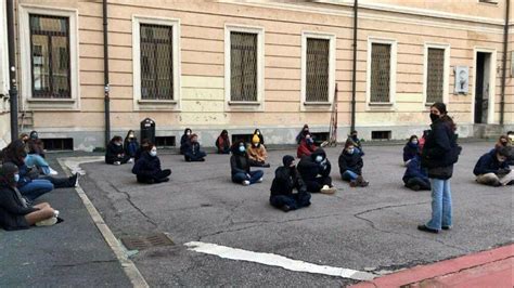 Liceo Manzoni di Milano: l'occupazione va avanti anche di notte