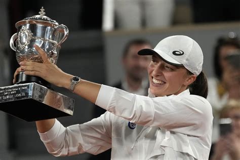 Swiatek surpasses Serena's streak for 2nd French Open title | AP News