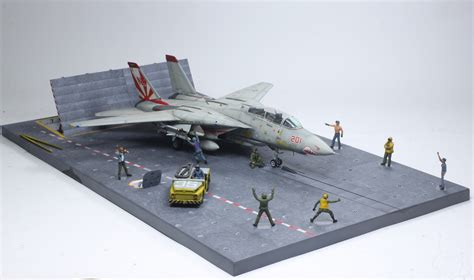 Built Model 1:72 Modern US Aircraft Carrier Deck Diorama /w F-14A Tomcat & Deck Crews Set built ...