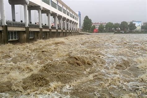 Gallery: Fleeing the Flooding - Caixin Global