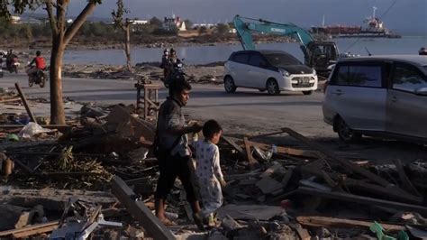 Indonesia tsunami: The shadow of death hangs over Palu | World News ...