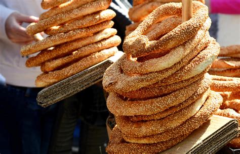 Are you hungry and in a hurry? Here are the Greek snacks you should try.