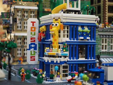 Toys R Us by Brickfinder | Lego construction, Lego modular, Cool lego creations