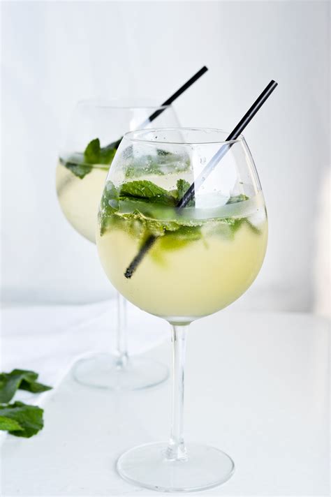 Hugo spritz (light elderflower Prosecco cocktail)