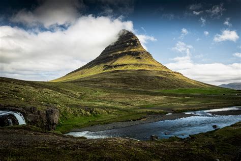 Volcanic Iceland sells risky seismic activity as a tourist attraction - Earth.com