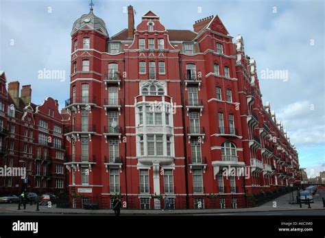 Red Mansion block of flats, residential Edwardian architecture, Central London, Great Britain ...