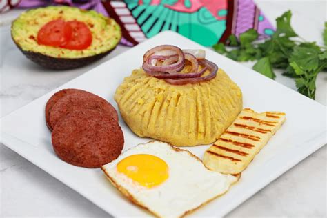 Mangú (Dominican Mashed Plantains) - Tasty Caribbean Breakfast