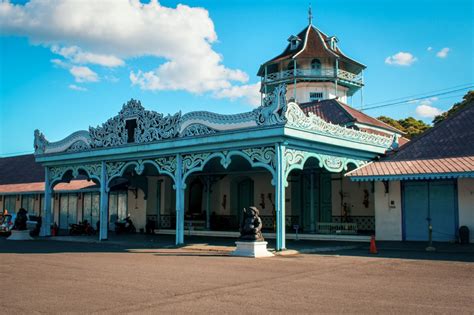 HUBUNGAN BRAND HERITAGE MUSEUM KERATON SURAKARTA TERHADAP MINAT BERKUNJUNG KEMBALI WISATAWAN ...