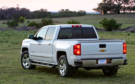 2014 Chevrolet Silverado 1500 Rear 207086 Photo 9 - trucktrend.com