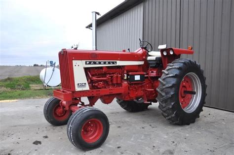 IHC 806 Tractor Sold Today for 3rd Highest Auction Price Ever | AgWeb