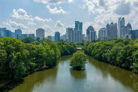 Midtown Atlanta, Georgia skyline 26399803 Stock Photo at Vecteezy