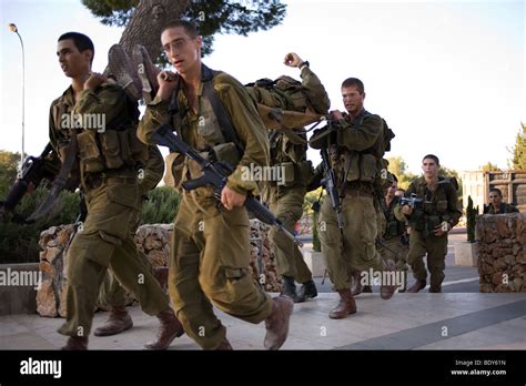 Israeli army paratroopers hi-res stock photography and images - Alamy