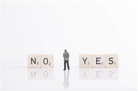 Two businessman standing in front of Crisis Management text - Creative Commons Bilder