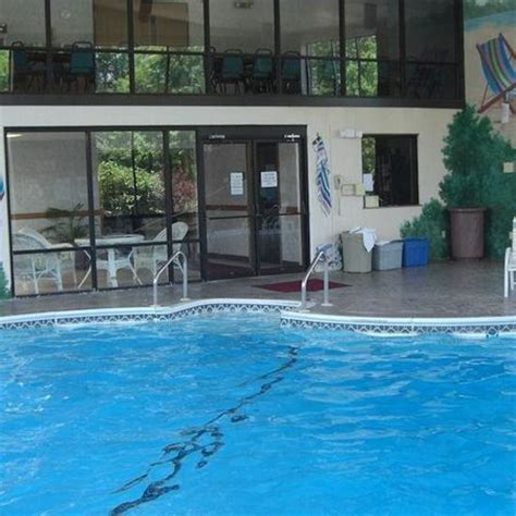 Indoor pool in Studio 6 side of property - Picture of Motel 6 Branson, Branson - TripAdvisor