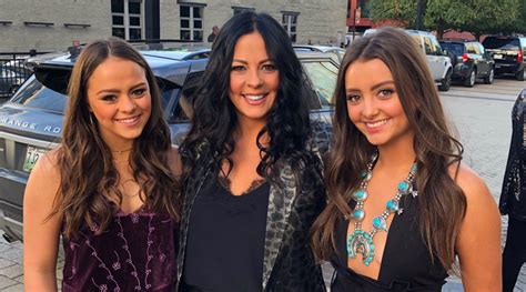 MEET SARA EVANS’ DAUGHTERS: OLIVIA AND AUDREY - Traditional Country