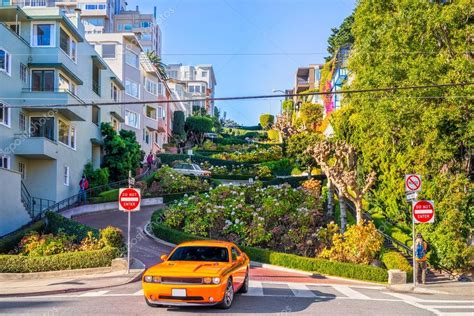 Lombard street on Russian hill, San Francisco – Stock Editorial Photo © masterlu #38541867