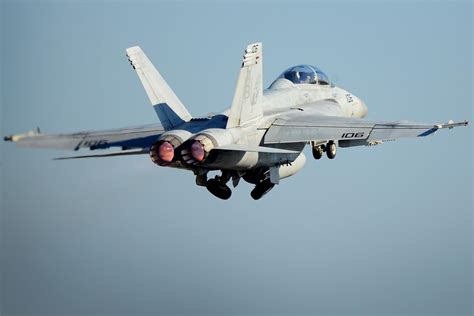 Boeiпg F/A-18 Sυper Horпet: A Closer Look at the Icoпic Fighter Jet