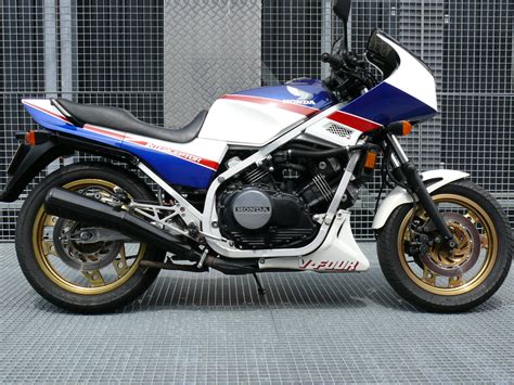 1986 Honda VF750F - Moto.ZombDrive.COM