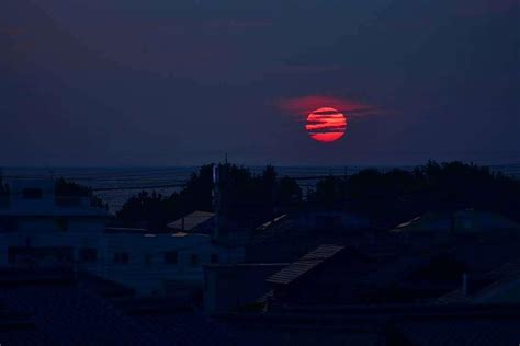 Red sun in Japan, taken by my Aunt : r/SkyPorn