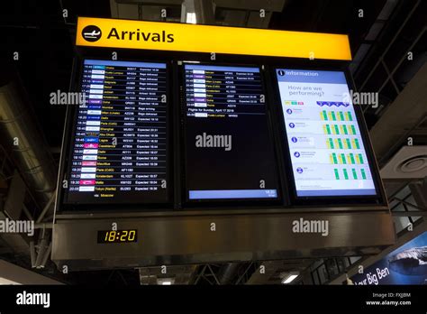 Arrivals screen at Heathrow terminal 4 Stock Photo - Alamy