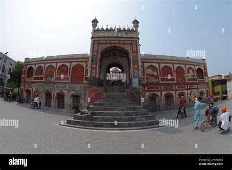 Chiniot, Punjab, Pakistan. 12th Sep, 2022. Pakistani photographers ...