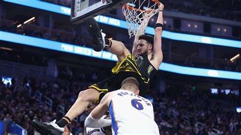 Klay Thompson, Donte DiVincenzo react to Warriors star's dunk vs ...