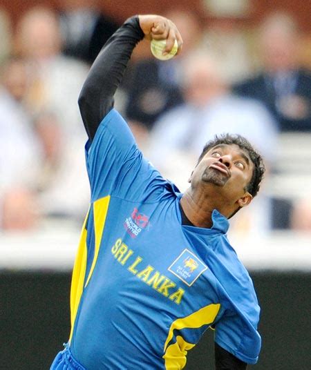 Muralitharan is throwing the ball, says Richardson - Rediff Sports